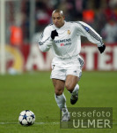 FUSSBALL CHL Roberto Carlos  (Real) am Ball