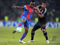 Fussball CHL  Saison 2011/2012: Jacques Zoua (li, FC Basel) gegen Jerome Boateng (FC Bayern Muenchen)