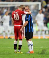 Fussball Champions League Finale:  ENTTAEUSCHUNG Arjen Robben (li, FCB) mit Wesley Sneijder  (re, Inter)