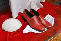 Papstwahl 2013; Des Papstes neue Kleider; Schaufenster der Schneiderei Gammarelli in Rom, Schuhe