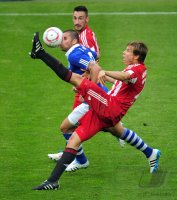 Fussball 1. Bundesliga : Diego Contento (oben, FC Bayern Muenchen) gegen Edu (Mitte, FC Schalke 04) gegen Holger Badstuber (FC Bayern Muenchen)
