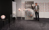 Fussball 1. Bundesliga  Saison  2013/2014:  Praesentation Adidas Ball Torfabrik 4
