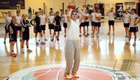 Frauen Fussball Nationalmannschaft Training :  Former german national player Stephan Baeck throws the ball infront of the national players during a Basketball training session  (Deutschland)