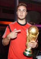 FUSSBALL WM 2014, FINALE: Mario Goetze (Deutschland) mit WM Pokal
