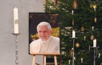 Ein Bild des verstorbenen Papst Benedikt XVI. im Rotternburger Dom St. Martin