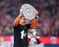 Fussball 1. Bundesliga Saison 21/22: JUBEL FC Bayern Muenchen feiert die 32. Meisterschaft
