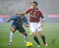 FUSSBALL International SERIE A 2011/2012: Gianluca Zambrotta (re, AC Mailand) gegen Maicon (Inter Mailand)