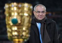 Fussball DFB Pokal 10/11 :  Trainer, Sportdirektor Felix Magath (FC Schalke 04) vor dem DFB POKAL