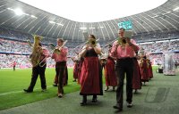 Fussball 1. Bundesliga : Zum Wiesn Auftakt Bayrische Musikanten in Tracht in der ALLIANZ ARENA
