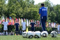 Fussball, Symbolbild Trainer gibt Anweisungen