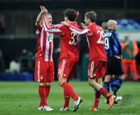 Fussball CHL  Saison 2010/2011: Bayern JUBEL nach dem Sieg, Bastian Schweinsteiger, Mario Gomez, Thomas Mueller (v. li.)