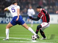 FUSSBALL  International CHL 09/10 : Ronaldinho  (re, Milan) gegen Rio Ferdinand (li, Manu)