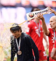 Fussball 1. Bundesliga Saison 18/19: Meister FC Bayern Muenchen / Bierdusche