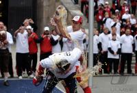 Fussball 1. Bundesliga : BIERDUSCHE fuer Trainer Louis van Gaal von Mark van Bommel (FCB)