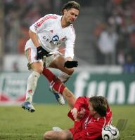 Fussball 1. Bundesliga: Koeln - Stuttgart, Zweikampf