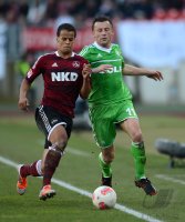 Fussball 1. Bundesliga, Saison 2012/2013: Timothy Chandler (li, 1 FC Nuernberg) gegen Ivica Olic (VfL Wolfsburg)