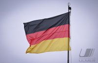 Schmuckbild: Tag der Deutschen Einheit, die Deutsche Nationalfahne weht auf dem Hirrlinger Schloss