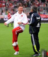 FUSSBALL Testspiel : Trainer Louis van Gaal (li, FC Bayern Muenchen) mit Trainer Jose Mourinho (re, Real Madrid)