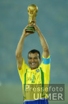 FUSSBALL Weltmeisterschaft  JUBEL;  Brasilien  Cafu mit WM-Pokal