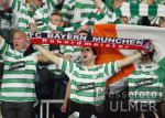 FUSSBALL CHL FC Bayern Muenchen  -  Celtic Glasgow Celtic Fan mit Bayern Fan-Schal