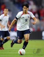 FUSSBALL, INTERNATIONAL, Chile: FERNANDEZ Einzelaktion