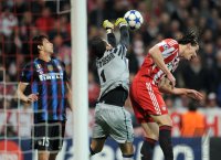 Fussball CHL  Saison 2010/2011:  Andrea Ranocchia (li, Inter Mailand) gegen Torwart Julio Cesar (Mitte, Inter Mailand) gegen Daniel van Buyten (re, FC Bayern Muenchen)