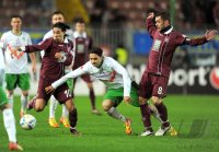 Fussball 1. Bundesliga, Saison 2011/2012: Olcay Sahan (li, 1. FC Kaiserslautern)  gegen Mehmet Ekici (Mitte, SV Werder Bremen) gegen Christian Tiffert (1. FC Kaiserslautern)