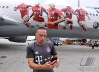 Fussball Audi Football Summer Tour USA 2016 FC Bayern Muenchen; Franck Ribery mit FCB Flieger