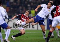 FUSSBALL  International CHL 09/10  : Massimo Ambrosini  (li, Milan) gegen Rio Ferdinand (re, Manu)