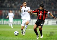 Fussball Champions League  Saison 2010/2011: ANGEL DI MARIA (li, Real Madrid) gegen Gennaro Gattuson (re, AC Mailand)