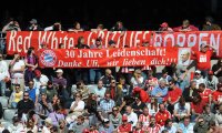 Fussball 1. Bundesliga : FC Bayern Muenchen Fankurve mit einem Banner, 30 JAHRE LEIDENSCHAFT ! DANKE ULI, WIR LIEBEN DICH !! Praesident Uli Hoeness (FC Bayern Muenchen)
