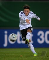 FUSSBALL INTERNATIONAL: Deutschland, OEZIL am Ball