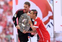 Fussball, 1. Bundesliga Saison 16/17: Jubel FC Bayern Muenchen mit Schale