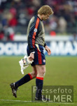FUSSBALL CHL  Enttaeuscht geht FCB Torwart Oliver Kahn vom Platz