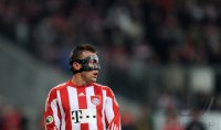 Fussball DFB Pokal 10/11 : Ivica Olic MIT MASKE (FC Bayern Muenchen)