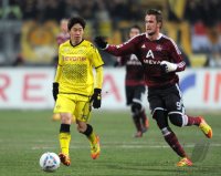 Fussball 1. Bundesliga, Saison 2011/2012:  Shinji Kagawa (li, Borussia Dortmund) gegen Tomas Pekhart (1 FC Nuernberg)