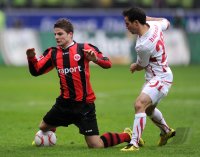 Fussball 1. Bundesliga : Pirmin Schwegler (li, Eintracht Frankfurt) gegen Tamas Hajnal (re, VfB Stuttgart)