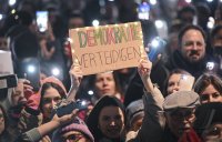 Lichtermeer fuer die Demokratie auf dem Tuebinger Marktplatz