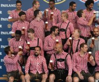 Fussball 1. Bundesliga 14/15: FC Bayern Muenchen Teambild mit Weissbier