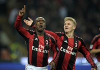 FUSSBALL SERIE A:  (v. li.) JUBEL mit Clarence Seedorf, Merkel Alexander (AC Mailand)
