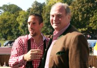 FUSSBALL 1. BUNDESLIGA: Franck Ribery umarmt  Praesident Uli Hoeness (v. li., FC Bayern Muenchen)