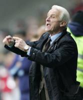 Fussball 1. Bundesliga: Frankfurt - Stuttgart, Trainer TRAPATTONI