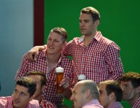 Fussball 1. Bundesliga 14/15: Torwart Manuel Neuer (FC Bayern Muenchen) und Bastian Schweinsteiger (FC Bayern Muenchen)