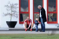 Fussball 1. Bundesliga :  Arjen Robben mit Sohn Luka und Vater Hans (FCB)