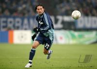 Fussball, Champions League, Schalke: KURANYI Einzelaktion