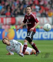 Fussball 1. Bundesliga, Saison 2011/2012: Anatoliy Tymoshchuk  (li, FC Bayern Muenchen) gegen Hanno Balitsch (1 FC Nuernberg)
