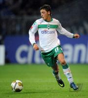 FUSSBALL 1. BUNDESLIGA: Bremen, OEZIL Einzelaktion
