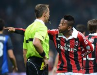 FUSSBALL International Serie A 2012/2013: Robinho (AC Mailand) und Schiedsrichter Valeri