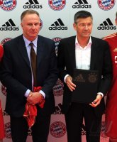 Fussball 1. Bundesliga : Vorstandsvorsitzender adidas AG Herbert Hainer,  Vorstandsvorsitzender Karl - Heinz Rummenigge (v. li., FC Bayern Muenchen)