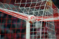 Fussball 1. Bundesliga, Saison 2012/2013:  Der ADIDAS TORFABRIK BALL auf dem TOR